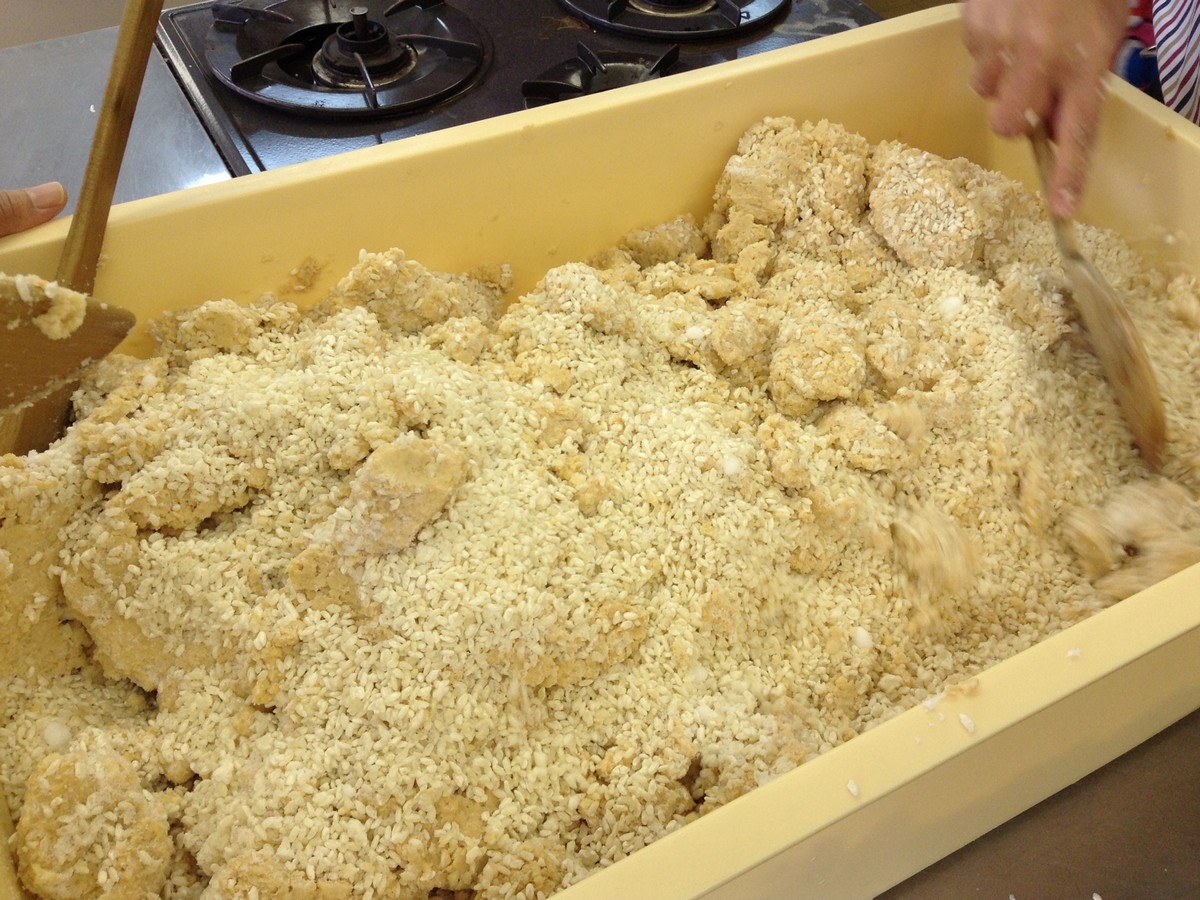 大豆と麹と塩をよく混ぜる