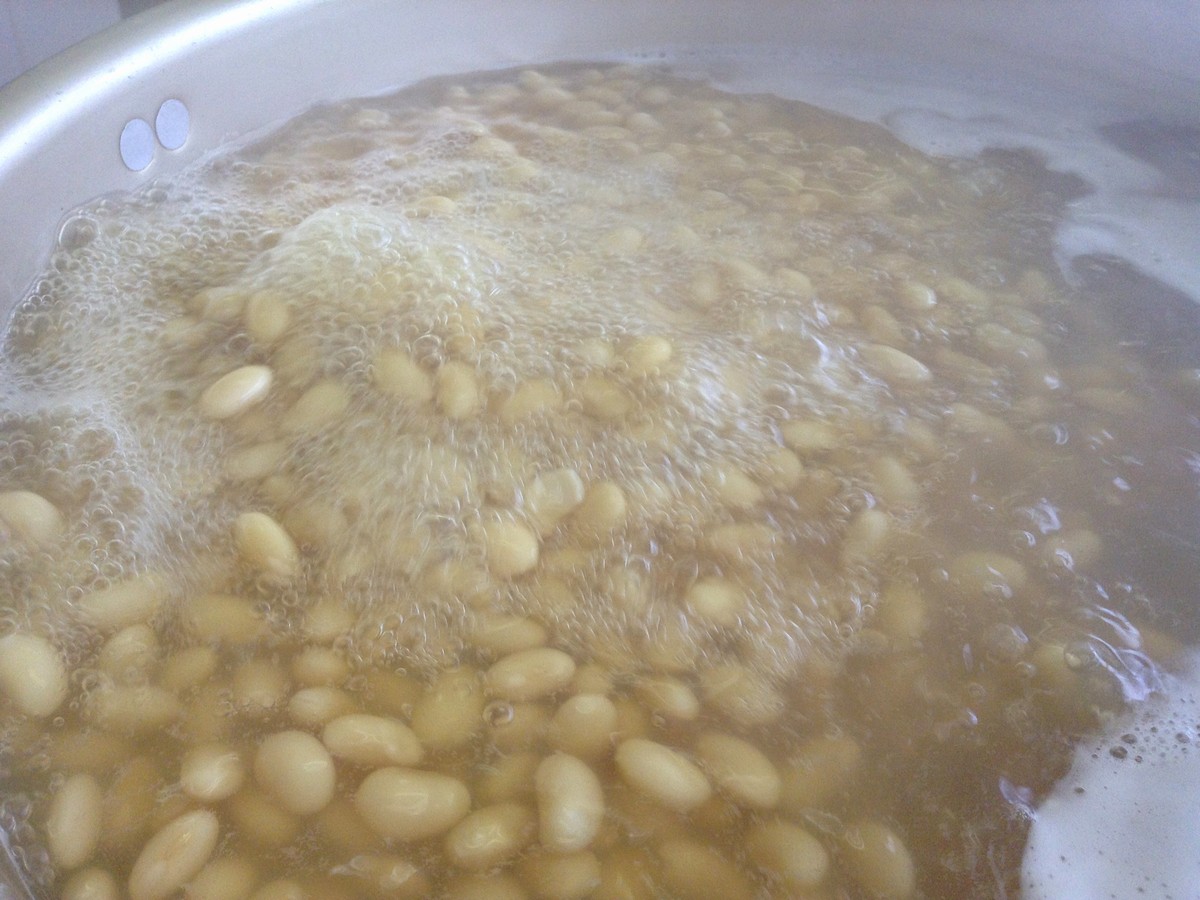 大豆を強火で約２時間茹でる