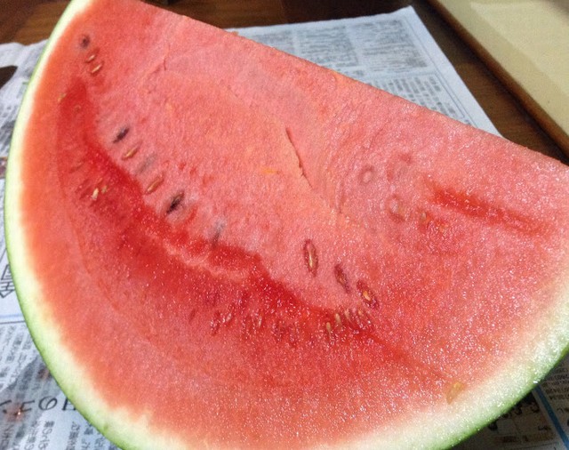 金沢スイカ４Lを４つにカット