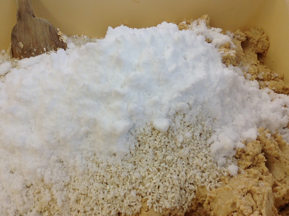 麹と大豆と塩を混ぜる